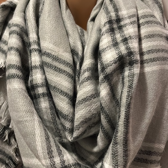 Gray and black plaid scarf - Picture 2 of 4